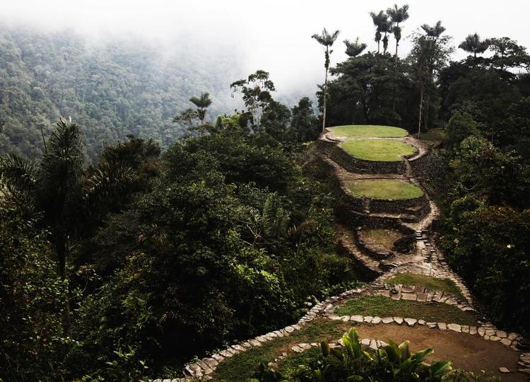 Turistmagnet. Narkokarteller brugte tidligere junglen omkring Ciudad Perdida til at dyrke kokain. I dag bevogtes området af regeringssoldater, og turister strømmer hertil fra hele verden for at se indianernes forsvundne by. 