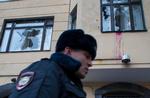 Æggekast. Inden politiet greb ind, lykkedes det russiske demonstranter at knuse flere vinduer i den tyrkiske ambassade i Moskva med deres æg og ikke mindst sten. 