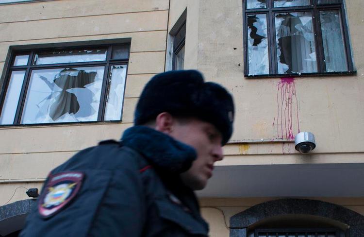 Æggekast. Inden politiet greb ind, lykkedes det russiske demonstranter at knuse flere vinduer i den tyrkiske ambassade i Moskva med deres æg og ikke mindst sten. 