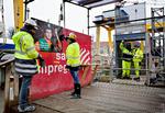 Opråb. Metroarbejderne Milton Horais og Andrea Piccaia hænger plakater op på byggepladsen ved Nørrebroparken. Byggeriet er plaget af dårlig arbejdsmiljø, for mange ulykker og masser af bøder, og nu skal der gøres noget ved det, siger hovedentreprenøren, CMT. 