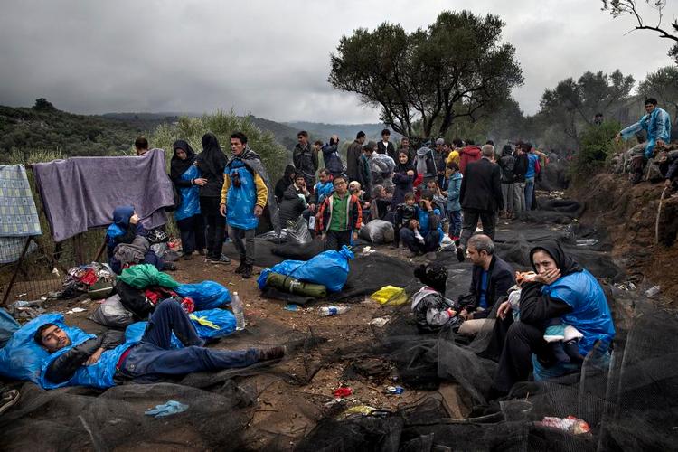 kaos. Strømmen af flygtninge og migranter fra blandt andet Syrien, Afghanistan og Irak har hen over sommeren skabt kaos, nationale asylstramninger og grænsekontrol flere steder i Europa. Her er det afghanere i venteposition på den græske ø Lesbos. Arkivfoto: Jacob Ehrbahn 