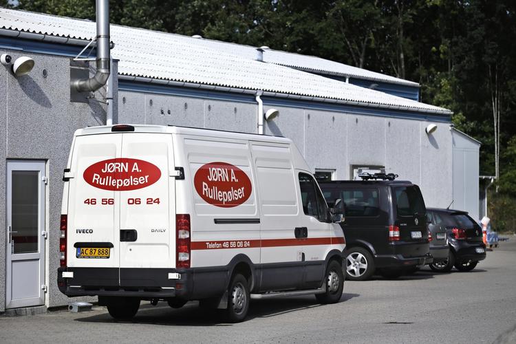 Smitte. Fabrikken Jørn A. Rullepølser A/S i Hedehusene, hvor der sidste år blev  fundet listeria-bakterier i kødet. Den samme bakteriekultur er nu årsag til flere dødsfald. 