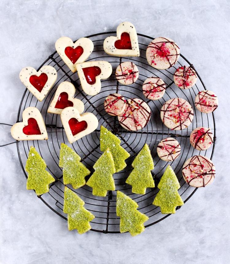 Tryllerier. Grunddejen kan blive til tre vidt forskellige julesmåkager. 