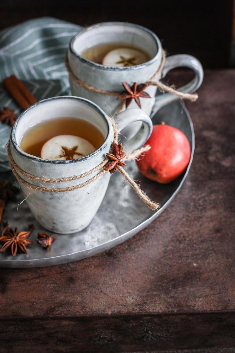 Variation. Gløgg kan laves på mange forskellige måder. Her er får den et pift af kanel, stjerneanis og rom. 