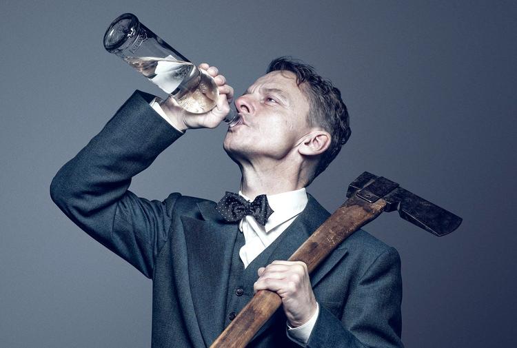 Dranker. Finnen hr. Puntila er en utålelig dranker i Staffan Valdemar Holms udgave af 'Puntila'. 