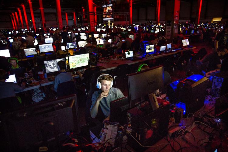Sprog. Tonen er ikke altid lige sober blandt computerspillere, når de mødes på nettet. Det har affødt et sæt etiske regler i Sverige. 