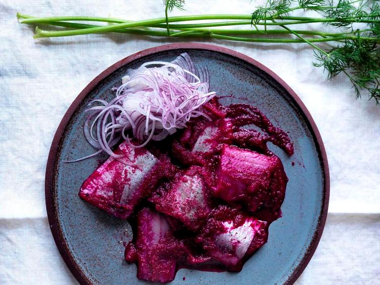 Sildetrylleri. Start julefrokosten med en sildemad. Der er uendelig mange smagskombinationer, som man kan anvende til de marienerede sildebasser 