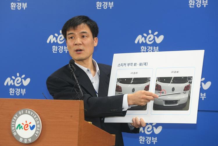 sanktion. Direktør i det sydkoreanske miljøministerium Hong Dong Gon på dagens pressemøde, hvor han fortæller om sanktionerne mod Volkswagen som følge af dieselskandalen. 