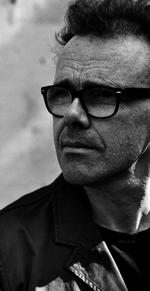 Solo. Da Leftfield brød igennem i 1990'erne, var det som en duo bestående af Neil Barnes og Paul Daley. Men samarbejdet mellem de to fungerede ikke i længden, og i 2002 gik de fra hinanden. I dag er Leftfield et enmandsprojekt for Barnes. 