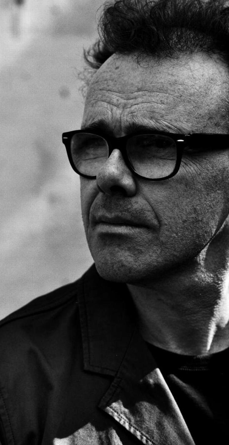 Solo. Da Leftfield brød igennem i 1990'erne, var det som en duo bestående af Neil Barnes og Paul Daley. Men samarbejdet mellem de to fungerede ikke i længden, og i 2002 gik de fra hinanden. I dag er Leftfield et enmandsprojekt for Barnes. 