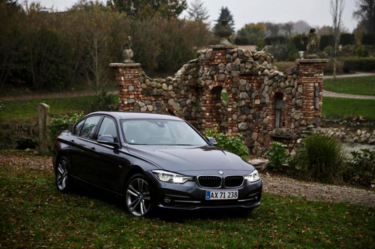 Luftforandring. Der er kun sket små justeringer af de ydre linjer på BMW 3-serien. Blandt andet har luftindtaget foran på bilen fået nyt udseende. 