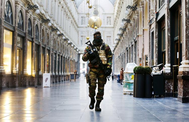 Sikkerhed. En belgisk soldat bevogter de gamle, kongelige butiksgallerier i det centrale Bruxelles i efterdønningerne af terrorangrebet i Paris. Angrebet har fremskyndet en aftale om det fælleseuropæiske politisamarbejde, Europol. 