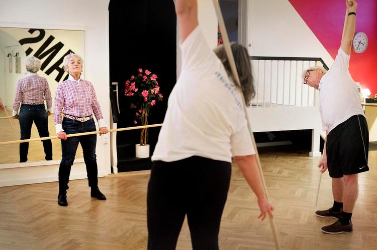 RANK. Bliv rank og slank med stavgymnastik. Margrethe Neergaard instruerer sine elever i bedstefaderens øvelser. 