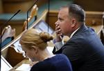 Uklart.  Dansk Folkepartis Martin Henriksen og Venstres Inger Støjberg i folketingssalen. Partierne bag kommende asylstramninger har endnu ikke gjort op med sig selv, om udskyddelse af familiesammenføring er med tilbagevirkende kraft. 