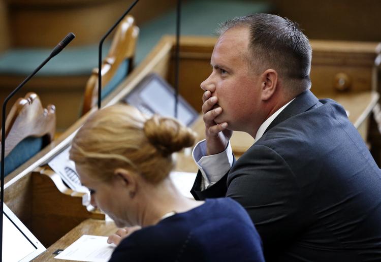 Uklart.  Dansk Folkepartis Martin Henriksen og Venstres Inger Støjberg i folketingssalen. Partierne bag kommende asylstramninger har endnu ikke gjort op med sig selv, om udskyddelse af familiesammenføring er med tilbagevirkende kraft. 