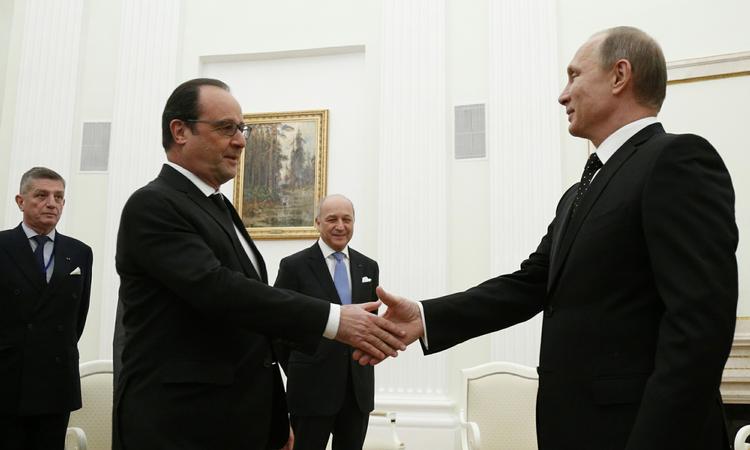DIPLOMATI. Den russiske præsident Vladimir Putin mødtes i dag med sin franske kollega Francois Hollande i Moskva for at diskutere fælles indsats mod terrorbevægelsen Islamisk Stat. 