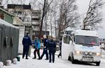 Registrering. Politiet fører alle asylansøgere, der ankommer til den nordfinske by Tornio, hen til en nedlagt skole, hvor de bliver registreret efter EU's regler. 