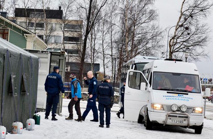 Registrering. Politiet fører alle asylansøgere, der ankommer til den nordfinske by Tornio, hen til en nedlagt skole, hvor de bliver registreret efter EU's regler. 
