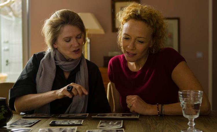 Indviklet. Sophie tager til New York for at løse mysteriet om sin mor og den amerikanske operasangerinde Caterina Fabiani. 