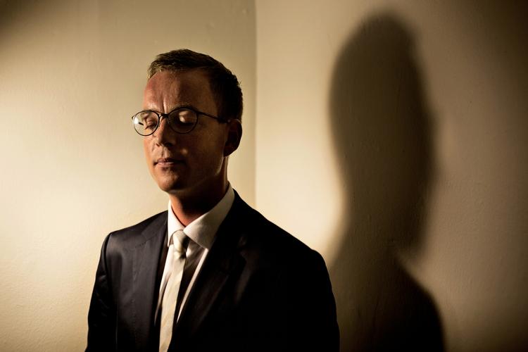 Akademisk. Havde Esben Lunde Larsen haft samme vejleder på speciale og ph.d., havde han forhåbentlig fået et vink med en vognstang om, at han skulle gøre klart, hvordan specialet bliver brugt i ph.d.-afhandlingen. 