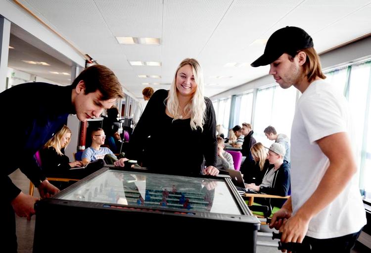 Overblik. Frederik Kirstein (tv), Annasofie Kold og Nicolai Kornmod har alle tre fuldstændig styr på, hvor meget de har til rådighed hver måned. Ingen af dem har lyst til at optage forbrugslån, for de ved godt, hvor dyrt det kan blive, fortæller de. 