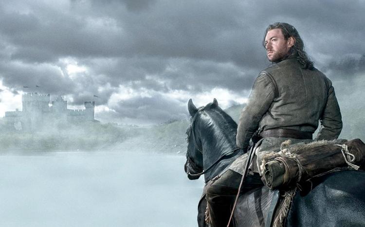 Hest. Han ridder lovligt godt af en bøddel at være. Og det er et problem for titelrollen, der spilles af Lee Jones. 