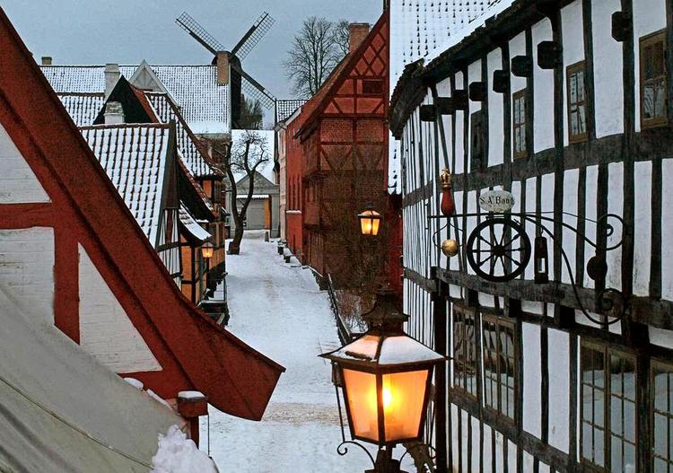 Idyl. Sneen kan de ikke garantere, men der bliver helt sikkert masser af julestemning i Den Gamle By, som fra denne weekend blandt andet byder på julehistorier og en komplet samling af julemærker fra 1904 til i dag. 