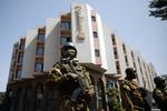 BEVOGTNING. Maliske styrker bevogter Radisson Blu-hotellet i Malis hovedstad Bamako, efter det var udsat for angreb den 20. november. Nu har maliske sikkerhedsstyrker anholdt to formodede gerningsmænd bag angrebet. 