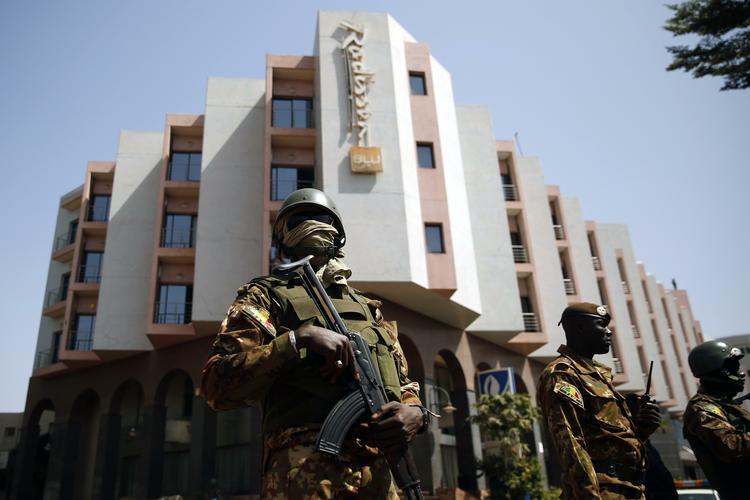 BEVOGTNING. Maliske styrker bevogter Radisson Blu-hotellet i Malis hovedstad Bamako, efter det var udsat for angreb den 20. november. Nu har maliske sikkerhedsstyrker anholdt to formodede gerningsmænd bag angrebet. 