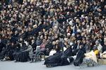 Forrest i rækkerne i Les Invalides' gårdsplads var nogle af de mennesker, der overlevede terrorangrebene i Paris. 
