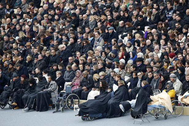 Forrest i rækkerne i Les Invalides' gårdsplads var nogle af de mennesker, der overlevede terrorangrebene i Paris. 