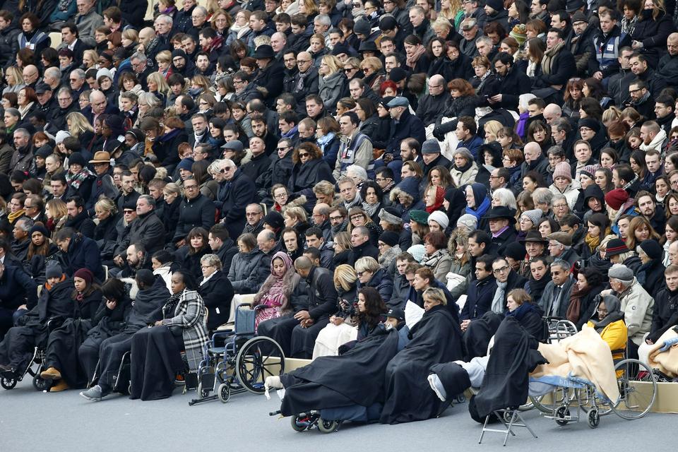 Forrest i rækkerne i Les Invalides' gårdsplads var nogle af de mennesker, der overlevede terrorangrebene i Paris. 