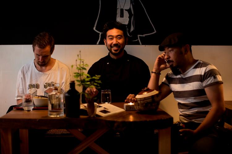 Slurp. Mikkel Borg Bjergsø (tv.), restaurantens japanske kok, Takuro Otani, der er hentet til Danmark for at udvikle supperne samt restaurant Bento-bagmand Daisuke Uki er klar til at åbne Nørrebros nye ramen-bar. 