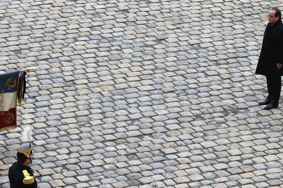 CEREMONI. Præsidenten førte an i den nationale sørgedag, Frankrig afholder efter terrorangrebene på hovedstaden. 