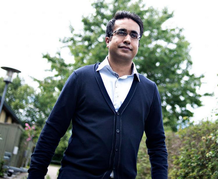 Kanal. Nadeem Farooq fik som folketingspolitiker sms'er fra lobbyist med spørgsmål til ministeren under samråd i Skatteudvalget. 