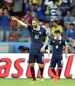 Landsholdsspillere. Benzema (tv) og Valbuena er begge på det meget lovende franske landshold. Men om de begge kan fortsætte som landsholdsspillere, synes ikke sandsynligt, og er en hovedpine landstræner Didier Deschamps godt kunne være foruden. 
