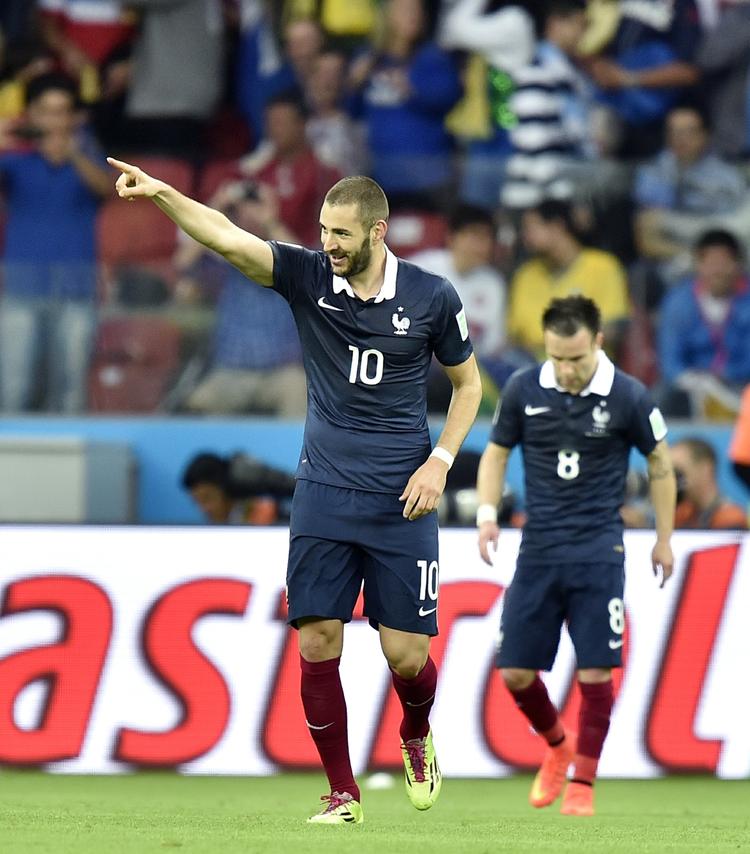 Landsholdsspillere. Benzema (tv) og Valbuena er begge på det meget lovende franske landshold. Men om de begge kan fortsætte som landsholdsspillere, synes ikke sandsynligt, og er en hovedpine landstræner Didier Deschamps godt kunne være foruden. 