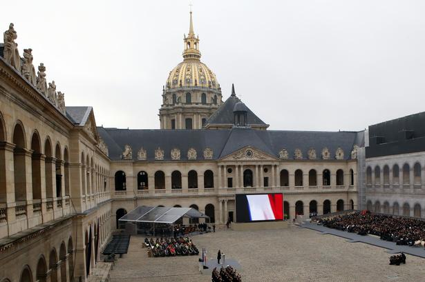 Den officielle sørgehøjtidelighed blev afholdt i Hotel des Invalides' indre gård. Bygningen huser militære kontorer og et militærmuseum. 