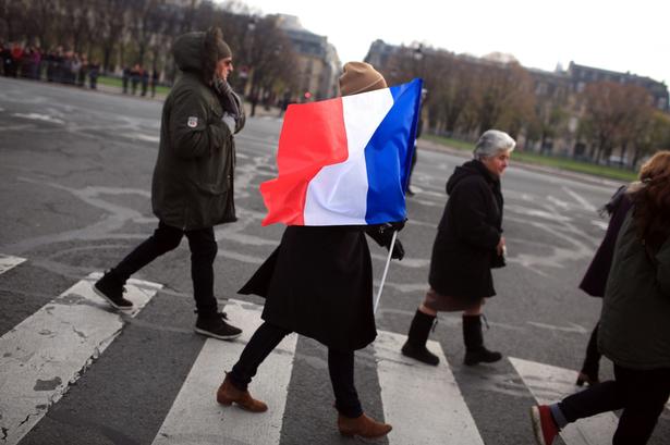 I Paris' gader har bybilledet været præget af det franske flags farver. 