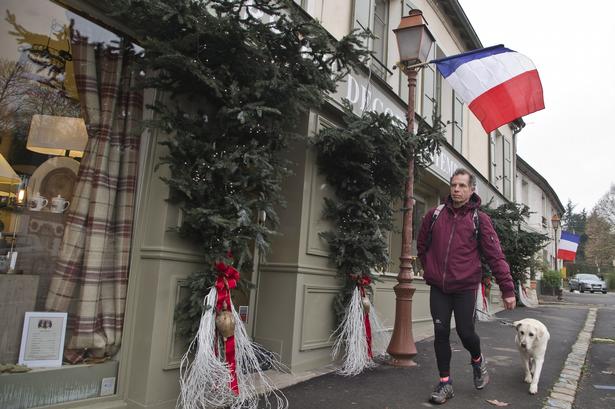 Dagen blev markeret over alt i landet. Her er huse i Rocquefort draperet med det franske flag. 