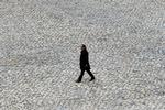 Præsident Francois Hollande går gennem den indre gård i Hotel des Invalides', hvor den officielle sørgehøjtidelighed blev afholdt. Nu skal han samle nationen og sikre, at det, der skete for to ugr siden, aldrig gentager sig. 