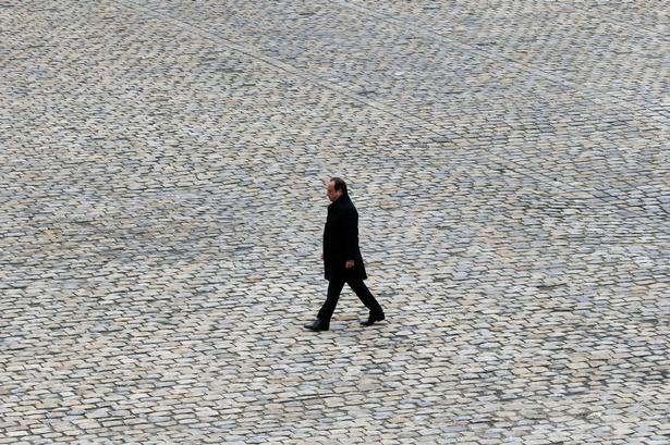 Præsident Francois Hollande går gennem den indre gård i Hotel des Invalides', hvor den officielle sørgehøjtidelighed blev afholdt. Nu skal han samle nationen og sikre, at det, der skete for to ugr siden, aldrig gentager sig. 