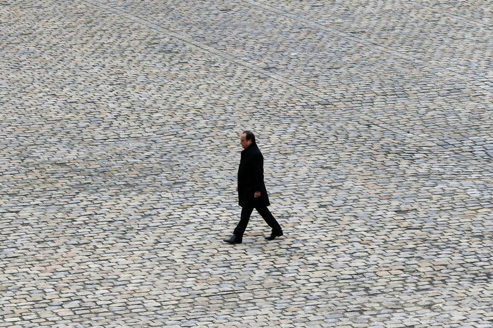 Præsident Francois Hollande går gennem den indre gård i Hotel des Invalides', hvor den officielle sørgehøjtidelighed blev afholdt. Nu skal han samle nationen og sikre, at det, der skete for to ugr siden, aldrig gentager sig. 