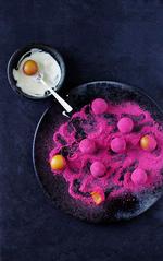 Fristelser. Syrlige passionsfrugtkarameller med chokolade og hindbær. 