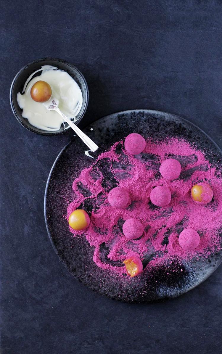 Fristelser. Syrlige passionsfrugtkarameller med chokolade og hindbær. 