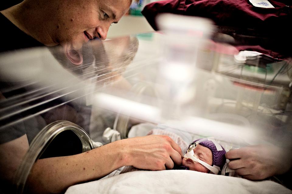 Kort efter fødslen ankommer Fie og hendes far Thomas til neonatalafdelingen. Det hele er gået så stærkt. Det er første gang, han rigtig kan stå og kigge på hende.
