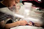 Kort efter fødslen ankommer Fie og hendes far Thomas til neonatalafdelingen. Det hele er gået så stærkt. Det er første gang, han rigtig kan stå og kigge på hende. 