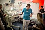 Fie er nu et døgn gammel. Moren Kamilla er stadig ved at komme sig efter kejsersnittet, men hun vil se datteren. Hun er skubbet i en kørestol ned på stuen. Læge Simon Trautner forklarer, hvordan Fie har det. Kamillas mor lytter med. 