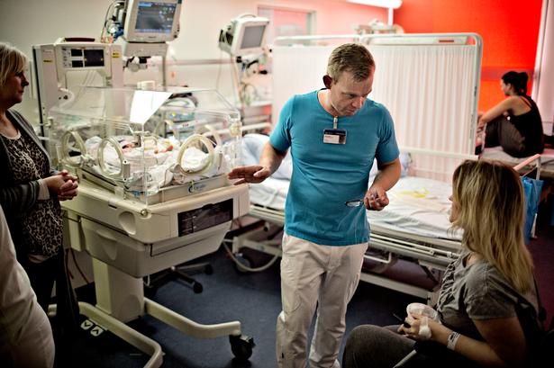 Fie er nu et døgn gammel. Moren Kamilla er stadig ved at komme sig efter kejsersnittet, men hun vil se datteren. Hun er skubbet i en kørestol ned på stuen. Læge Simon Trautner forklarer, hvordan Fie har det. Kamillas mor lytter med. 