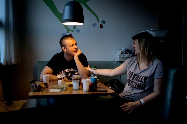 Thomas og Kamilla har nu været forældre i tre dage. Det er fredag, og de har givet sig selv lov  til at gå ud i forældrerummet og spise en morgenmad fra 7/Eleven sammen. 